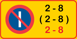 Illustration över ett vägmärke med gul platta och markering i blått och rött med siffror på. 