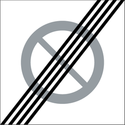 Vägmärke illustration med vit bas och en grå runt cirkel med ett tvärgående streck i cirkeln samt fyra svarta tvärgående linjer över hela märket. 